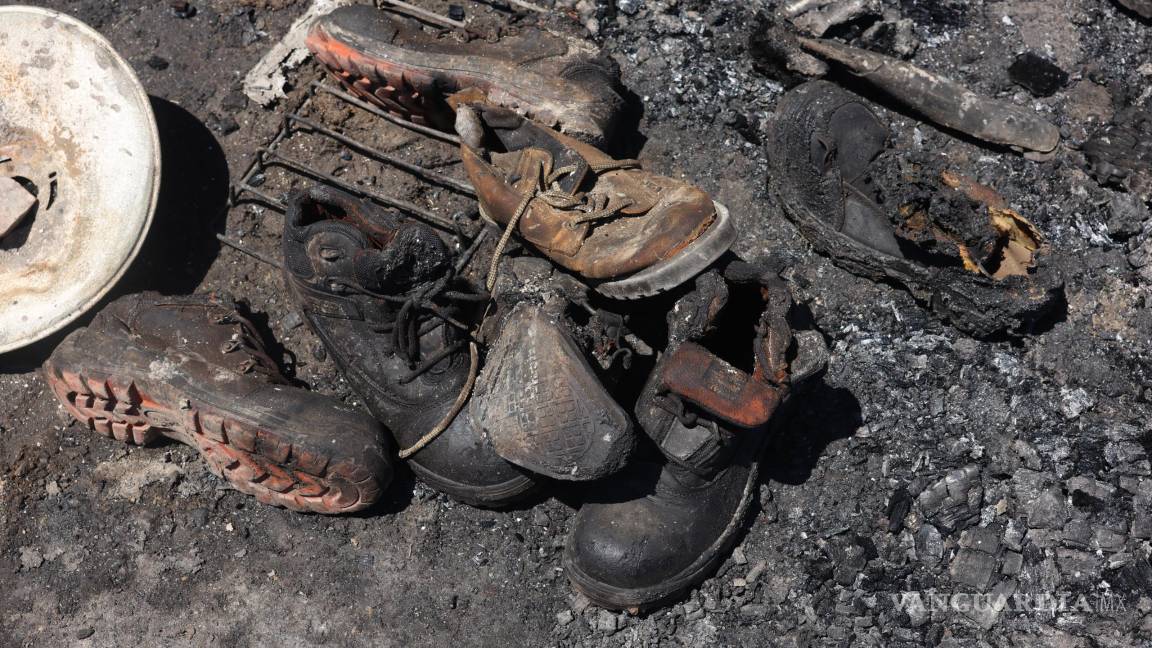 $!Entre los escombros, los damnificados intentan recuperar pertenencias tras el incendio que arrasó con sus viviendas en la colonia Urbivilla.