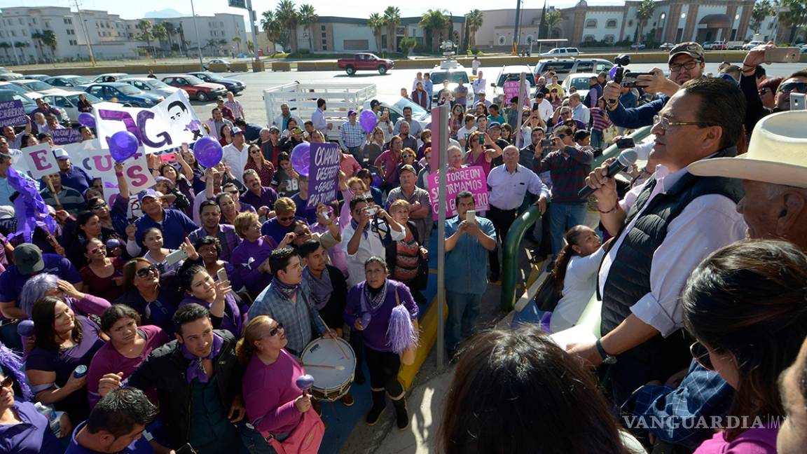 $!Entrega Javier Guerrero 47 mil firmas para su registro como candidato independiente por Coahuila; promete llegar a 200 mil