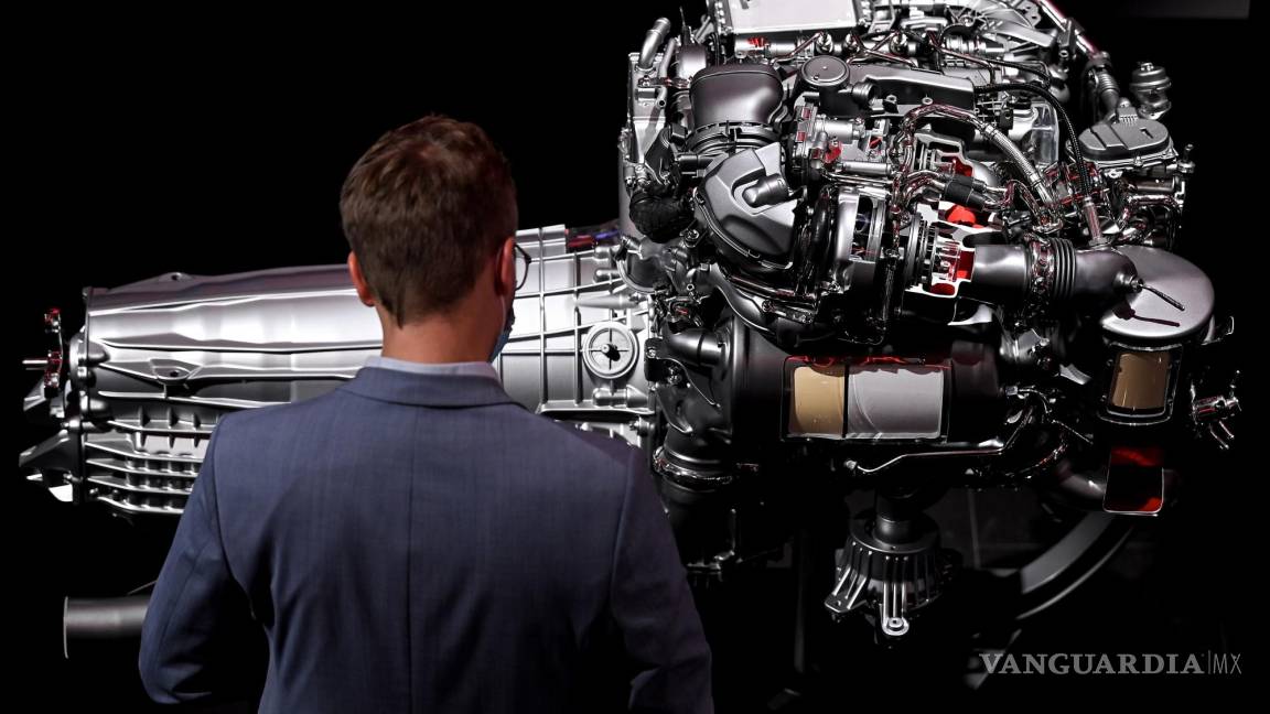 $!Un visitante mira un motor Mercedes-Benz en exhibición en el Salón Internacional del Automóvil IAA en Munich, Alemania. EFE/EPA/Sascha Stenbach