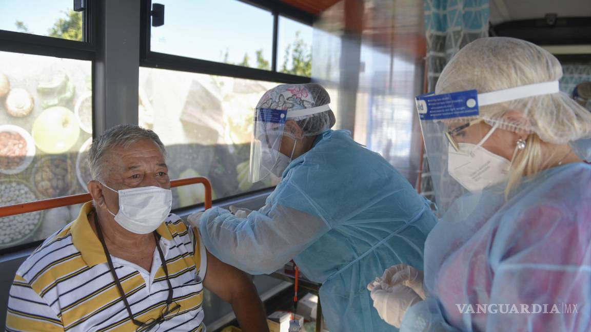 $!En esta imagen del 4 de septiembre de 2021, un hombre recibe una vacuna de Johnson &amp; Johnson en un autobús empleado como centro móvil de vacunación en Bucarest, Rumanía. AP/Andreea Alexandru