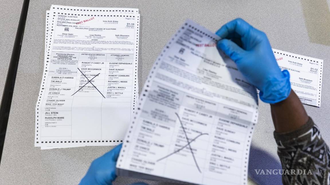 $!Un trabajador electoral utiliza papeletas de prueba para demostrar cómo se aplanarán las papeletas para las elecciones presidenciales de 2024.