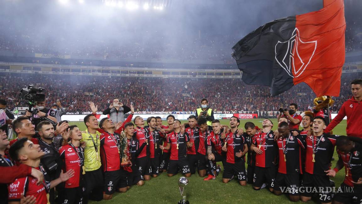 $!Jugadores de Atlas celebran luego de que el equipo se coronara campeón del Torneo Apertura 2021 del fútbol mexicano tras vencer a León. EFE/Francisco Guasco