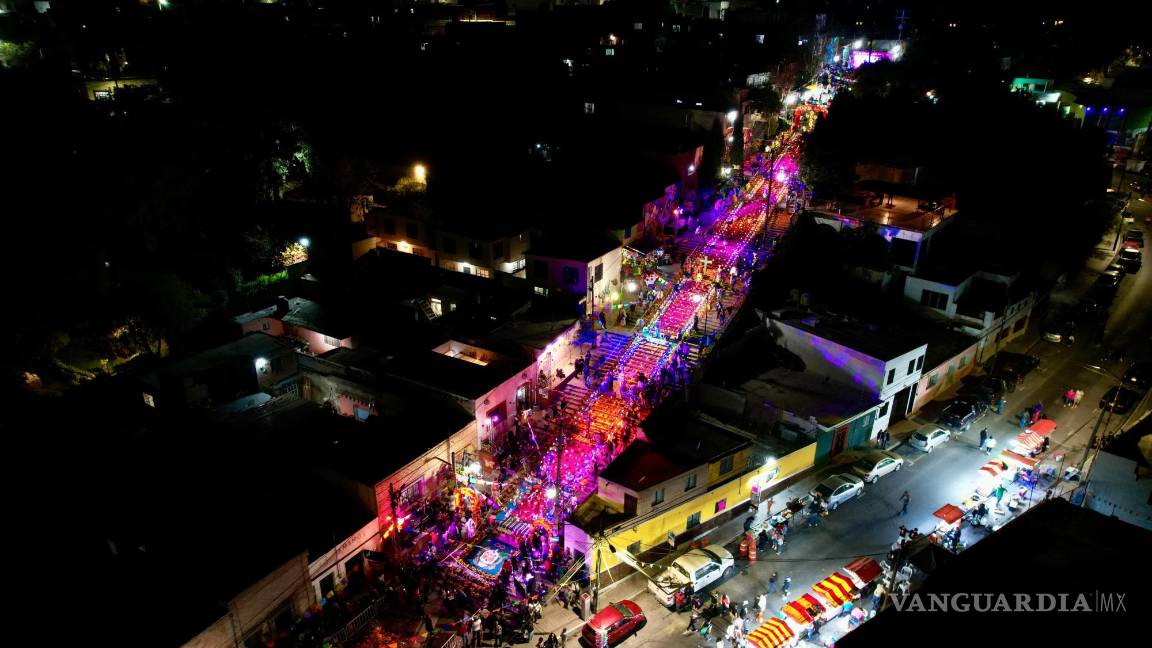 $!Iluminan el camino al más allá con el Altar Monumental del Barrio de Santa Anita