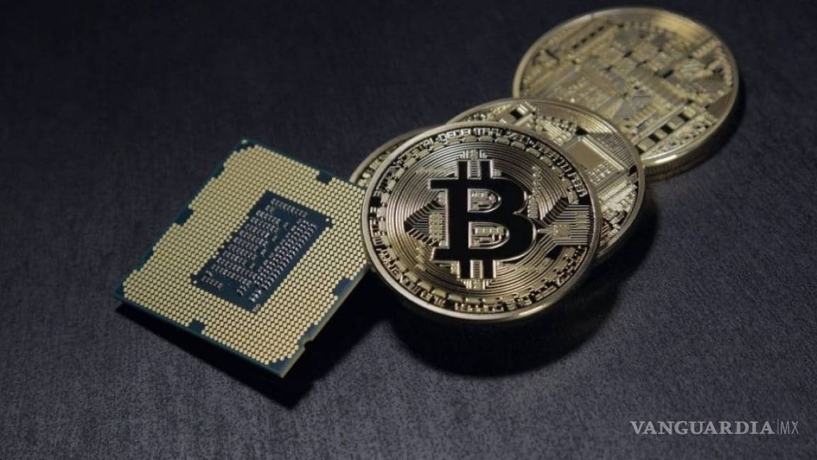 Bitcoin cae desde máximos de récord por desplome de 7% en sesión volátil