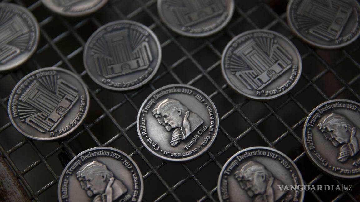 $!Acuñan una moneda con la imagen de Donald Trump en Jerusalén