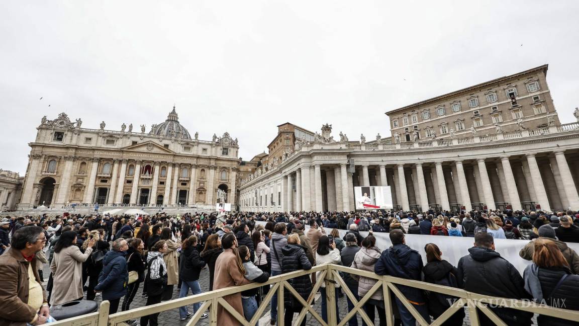$!Centenares de fieles acudieron a la plaza de San Pedro para escuchar el mensaje del Papa.