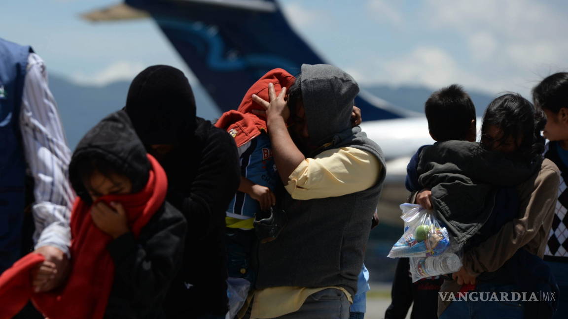 Llegan a Guatemala cuatro madres y diez menores deportados de EU