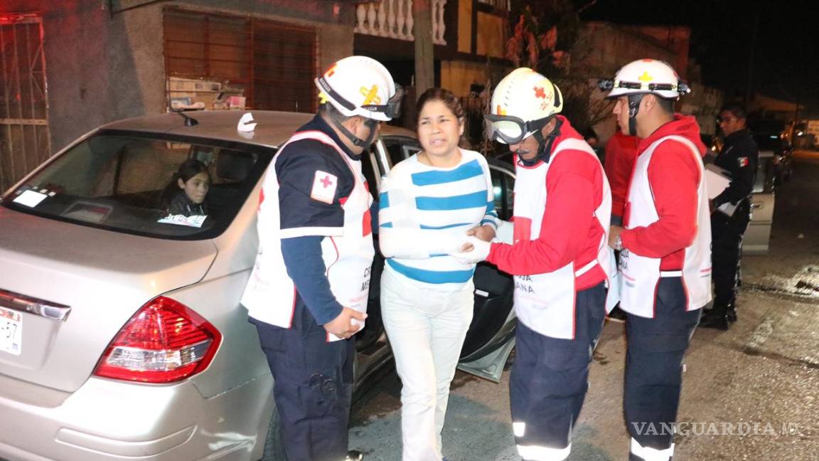 $!Por esquivar a motociclista se estrella con auto estacionado