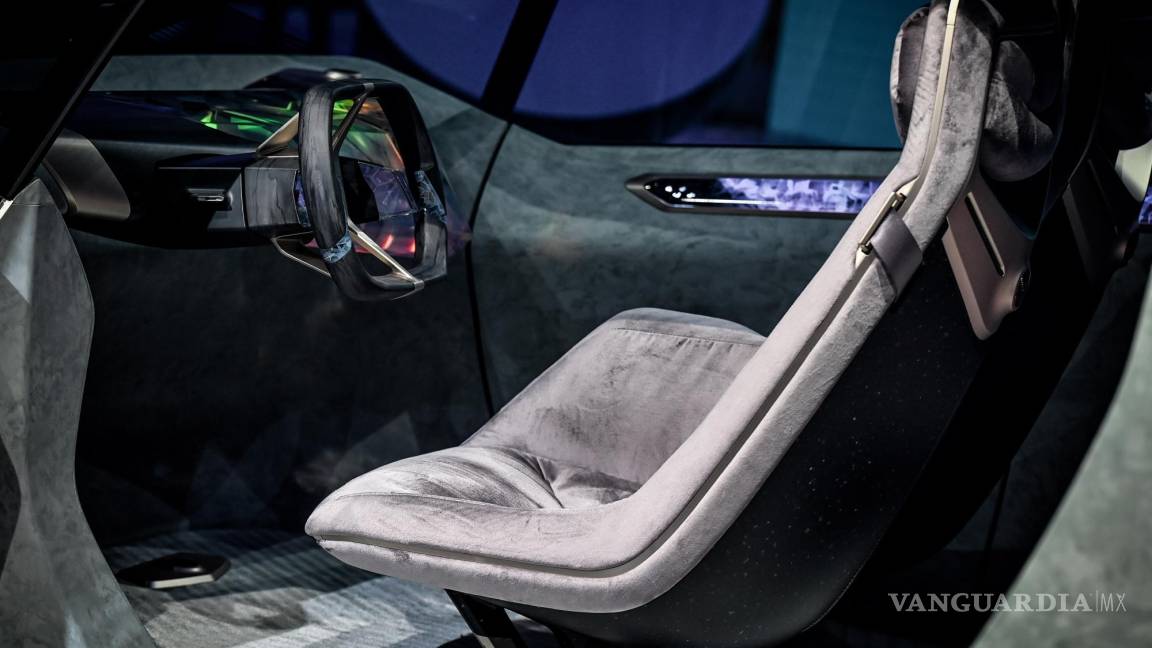 $!Una vista del interior del BMW Vision CirCular en exhibición en el primer día de vista previa para la prensa del Salón Internacional del Automóvil IAA en Munich, Alemania. EFE/EPA/Sascha Stenbach