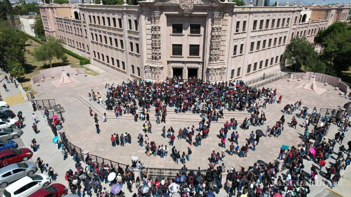 $!Los estudiantes exigen la destitución de la directora debido al uso de las instalaciones para actividades que consideran inapropiadas.
