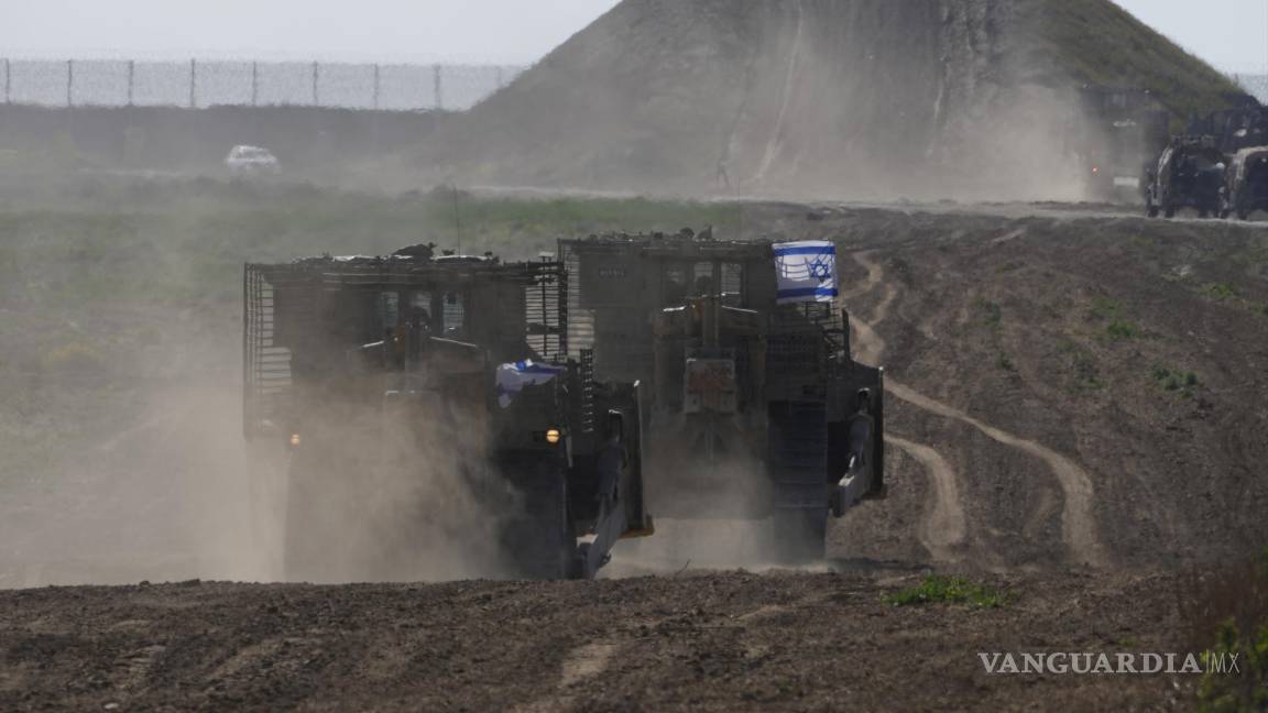 $!Bulldozers del Ejército israelí son captados cerca de la frontera con la Franja de Gaza.