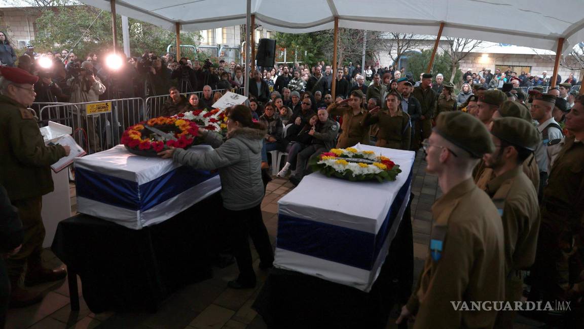 $!Familiares y soldados asisten al funeral de la mujer israelí Miriam Aylon y su hijo Barak Aylon, que murieron tras de que un misil de Hezbolá cayera sobre su casa.