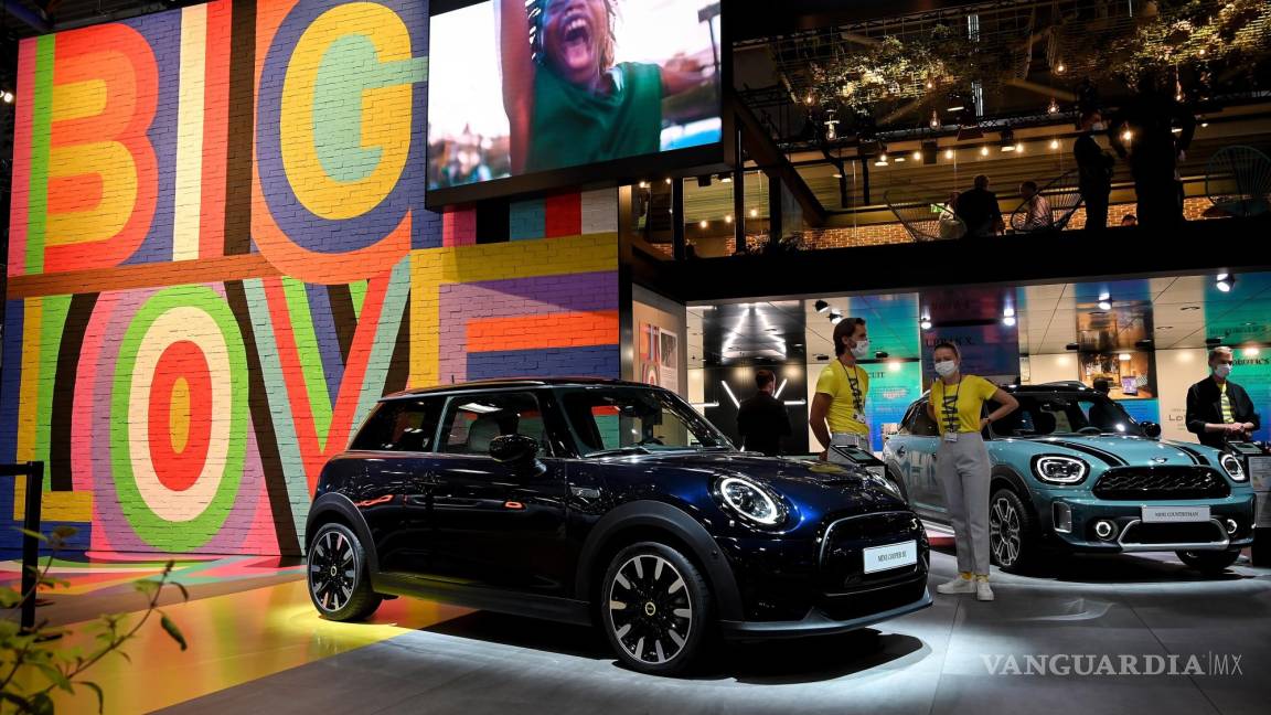 $!Un Mini Cooper SE (L) y Mini Countryman (R) en exhibición en el primer día de vista previa de prensa del Salón Internacional del Automóvil IAA en Munich, Alemania. EFE/EPA/Sascha Stenbach