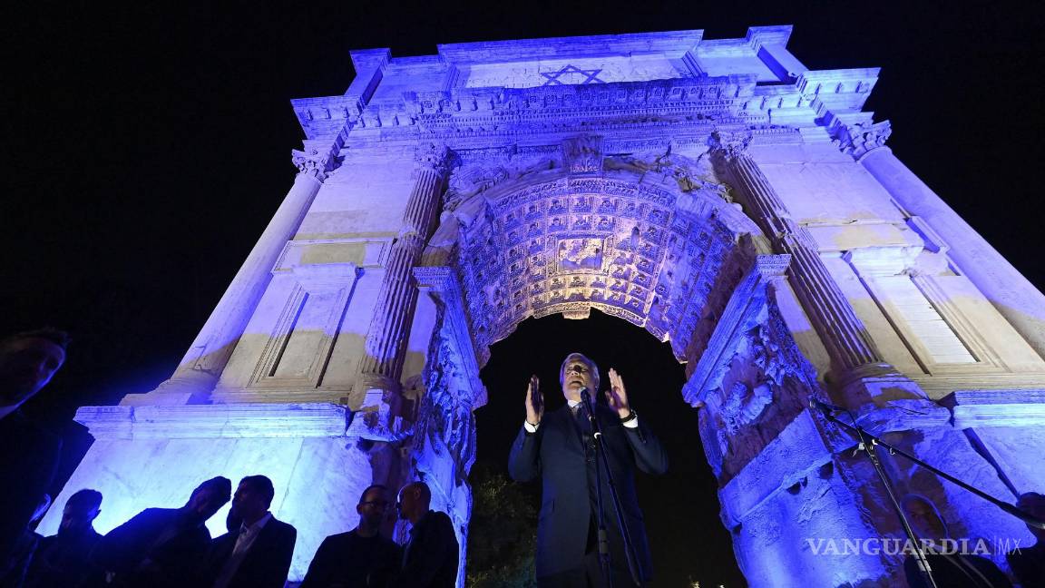 $!El Ministro italiano de Asuntos Exteriores, Antonio Tajani, habla en la procesión con antorchas organizada por Il Foglio para Israel en el Arco di Tito en Roma, Italia.