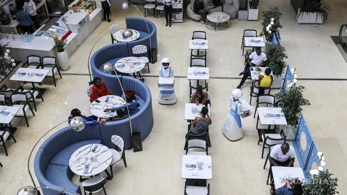 $!El Robot Cafè emplea a 52 empleados que trabajan junto a los robots. Lejos de reemplazar los trabajos humanos, los robots mejoran la experiencia gastronómica.