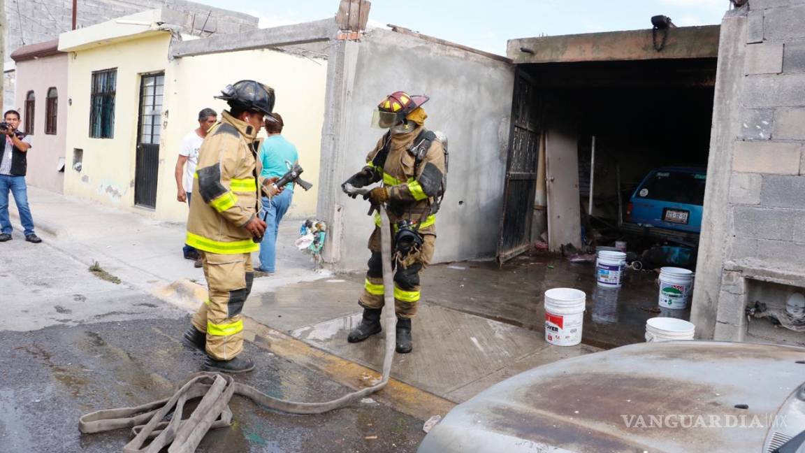 Vecinos salvan a dos menores de incendio en colonia de Saltillo