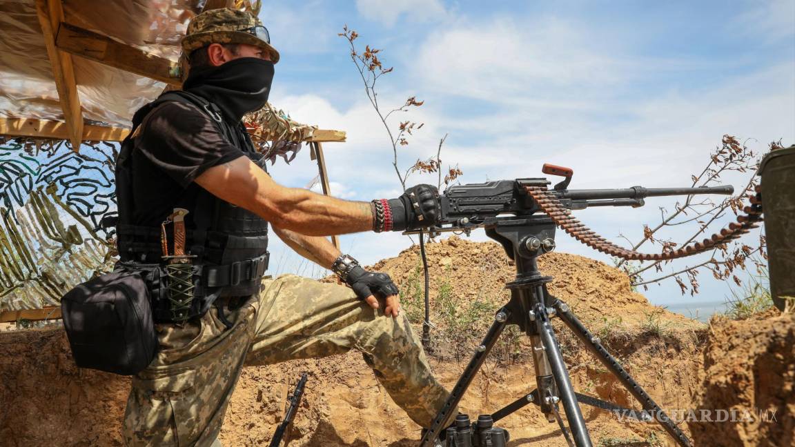 $!Soldados del ejército ucraniano en las trincheras cerca de Odesa, Ucrania.