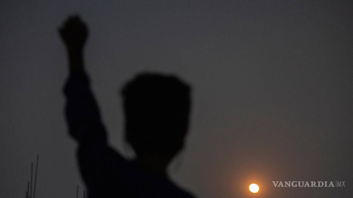 $!Un niño de Bangladesh observa cómo se ve la Luna durante un eclipse lunar parcial, a la hora de la tarde en Dhaka, Bangladesh. EFE/EPA/Monirul Alam