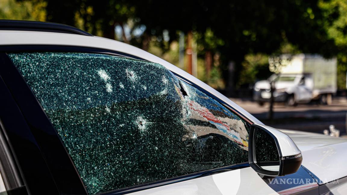 $!CULIACÁN, SINALOA, 28 ENERO 2026.-El legislador Torres Félix, exalcalde de la capital sinaloense, fue intervenido quirúrgicamente y permanece en estado delicado en una clínica privada, mientras que Montoya Ojeda, aunque también herida, se reporta fuera de peligro. Ambos fueron visitados por el gobernador Rubén Rocha Moya, quien ordenó un operativo de búsqueda de los agresores. El atentado ocurre apenas un día después de que el general retirado Ignacio Bravo, actual secretario de Seguridad estatal, también fuera blanco de un ataque armado. La presidenta de México y el secretario de Seguridad federal, Omar García Harfuch, expresaron su respaldo para esclarecer los hechos y reforzar la seguridad en la región.