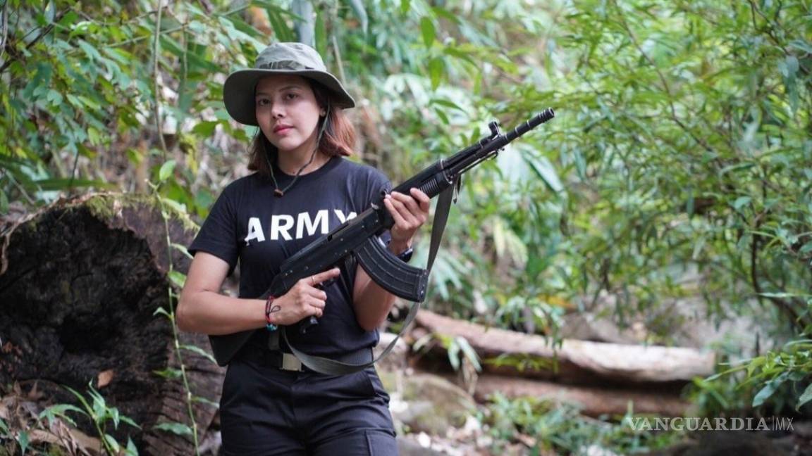 Una miss birmana empuña un rifle de asalto contra la junta militar