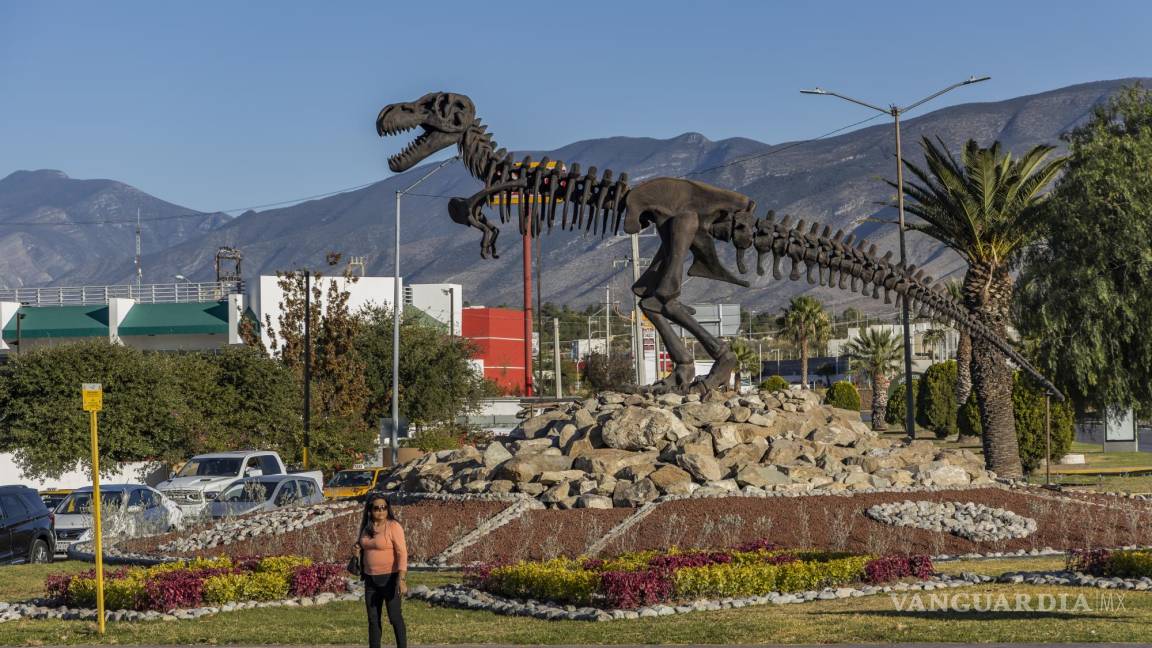 T-Rex colocado en Periférico de Saltillo es protegido por limpiaparabrisas y jardineros