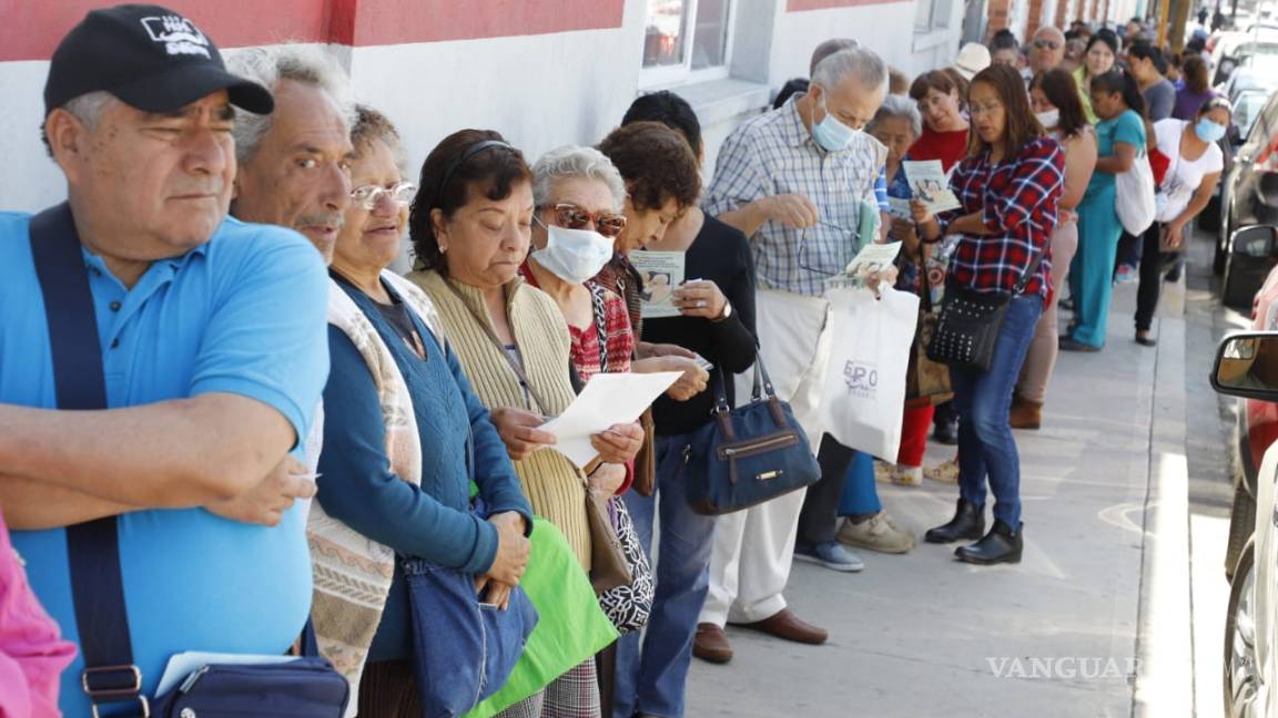 Adultos mayores hacen filas por horas para recibir apoyos federales en Hidalgo