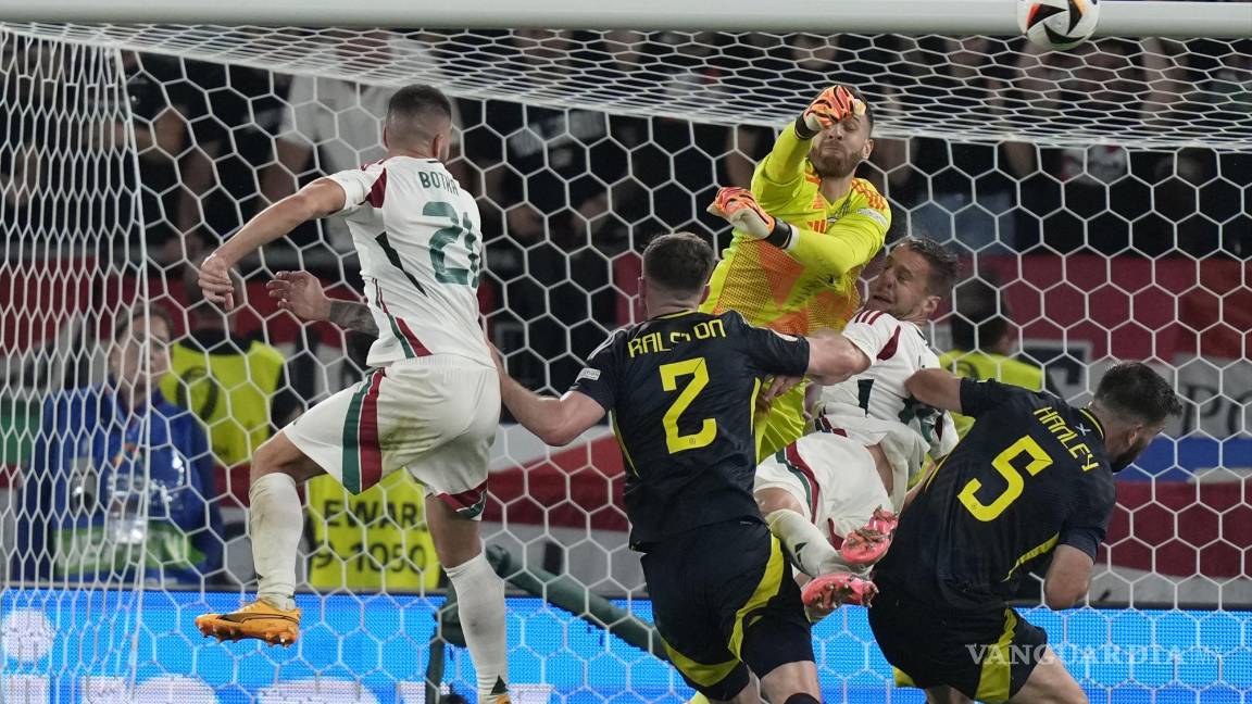 $!Angus Gunn salió con todo por el balón, impactándose con Varga.