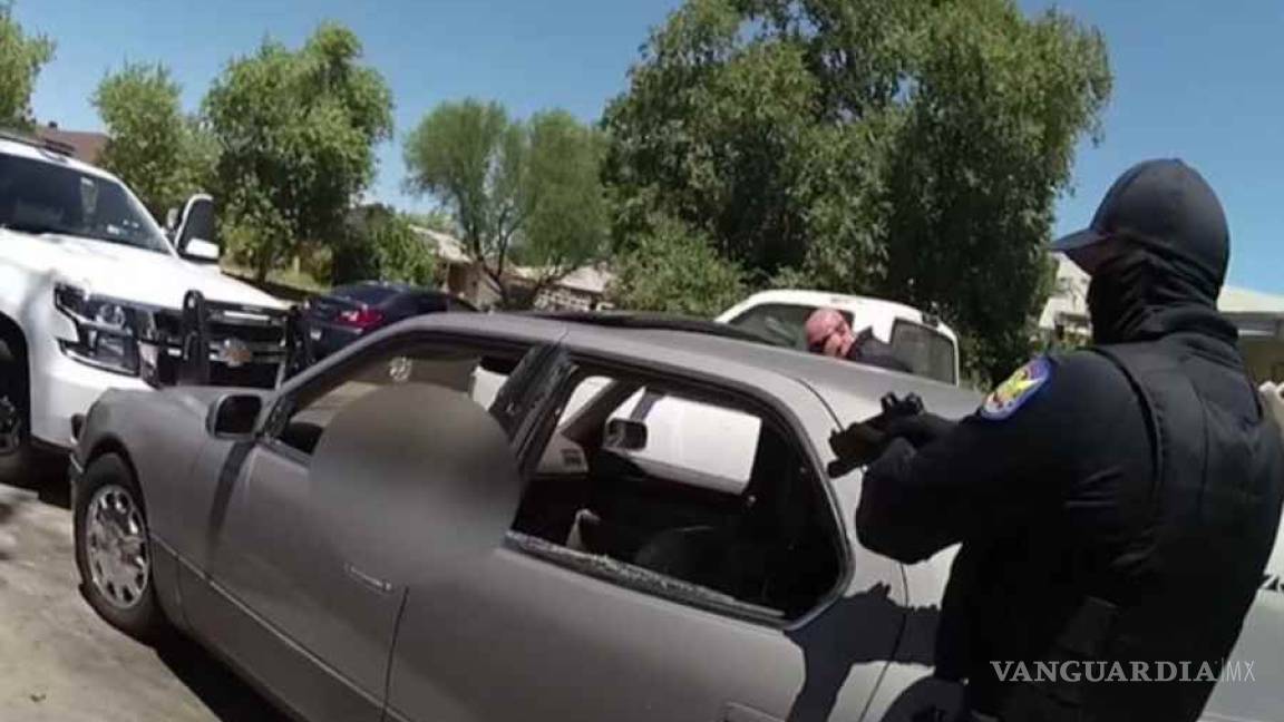 Policías acribillan a hombre dentro de su auto en Phoenix (video)