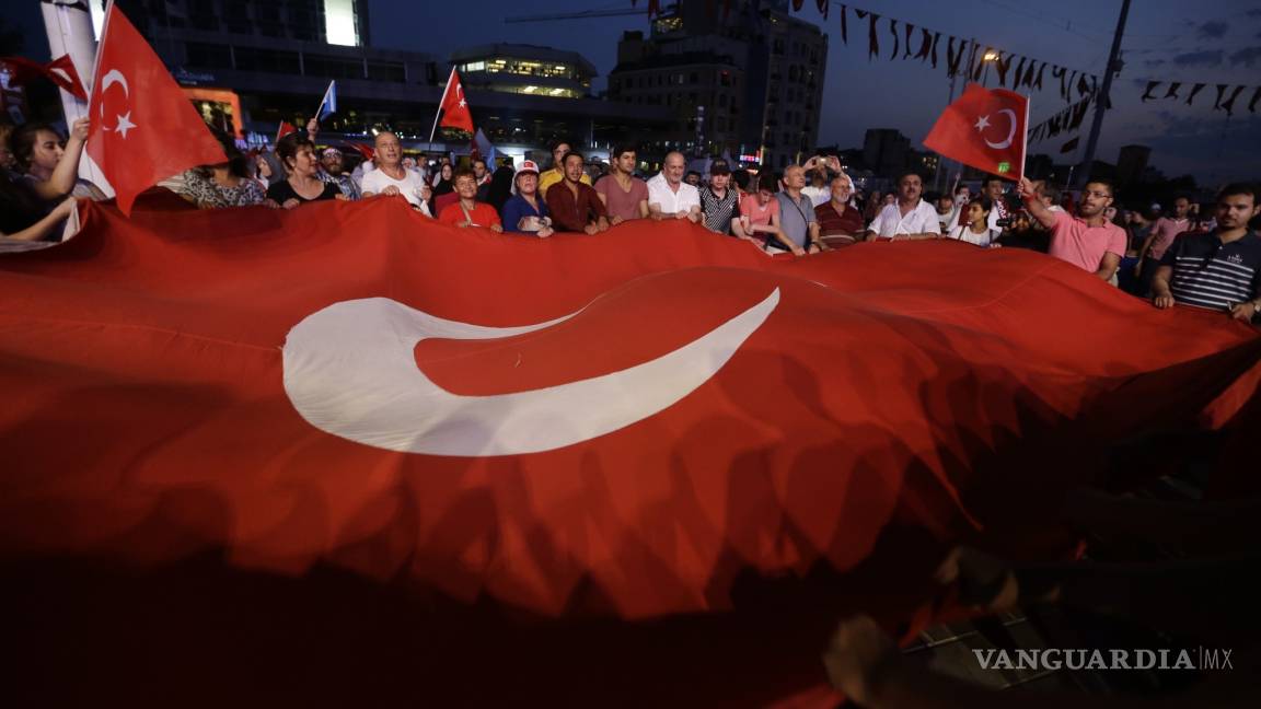 Turquía suspende o despide a 81 mil funcionarios tras golpe de Estado