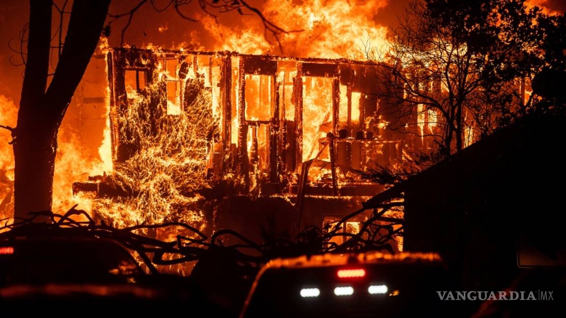 $!Vientos dan vida a incendio en california