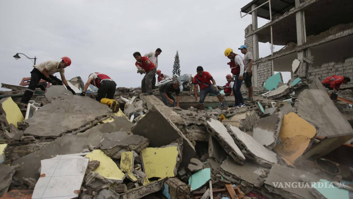 Sube a 238 la cifra de muertos por sismo en Ecuador
