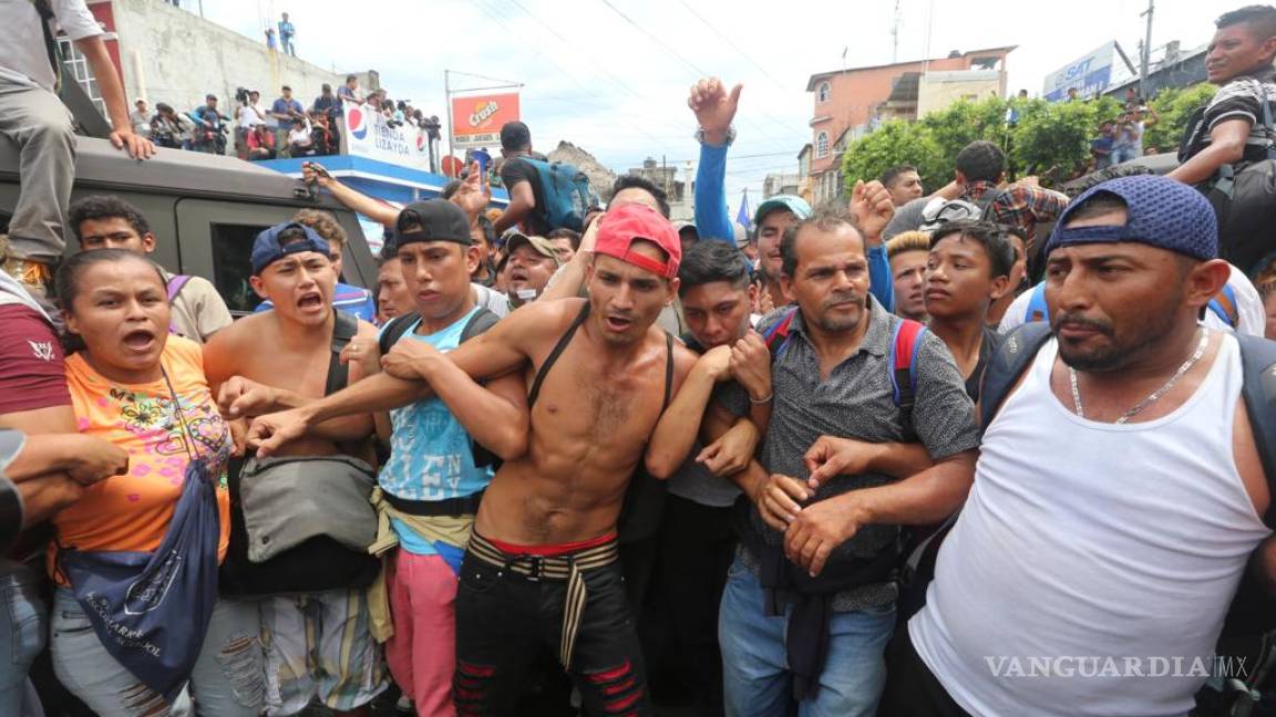 $!'Somos hondureños, no somos traficantes' Migrantes rompen cerco fronterizo en Guatemala e ingresan a México