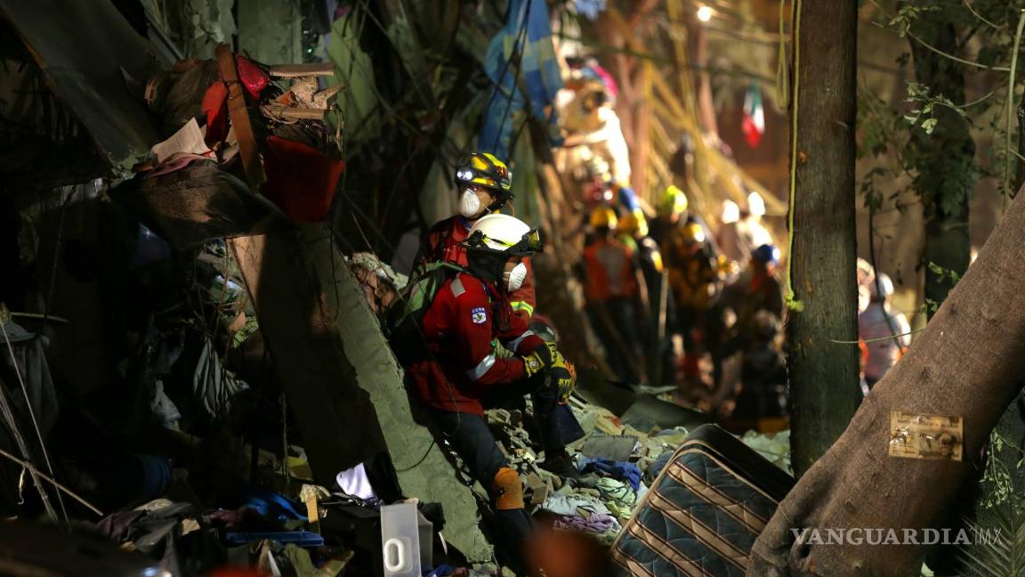 $!CIUDAD DE MÉXICO, 24 DICIEMBRE 2017 | Trabajos de rescate de por lo menos 7 personas con vida, confirmadas, que se encontraban de bajo de los 4 pisos que se desplomaron en el edificio C1 de la Unidad Habitacional Tlalpan. En el lugar apoyaron los trabajos rescatistas de El Salvador y del estado de Jalisco, además de por lo menos tres perros ayudaron con la localización de las personas.