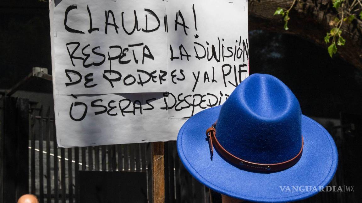 $!Simpatizantes de @Defiende México manifiestan su inconformidad en el Senado de la República por la aprobación de la Reforma al Poder Judicial.