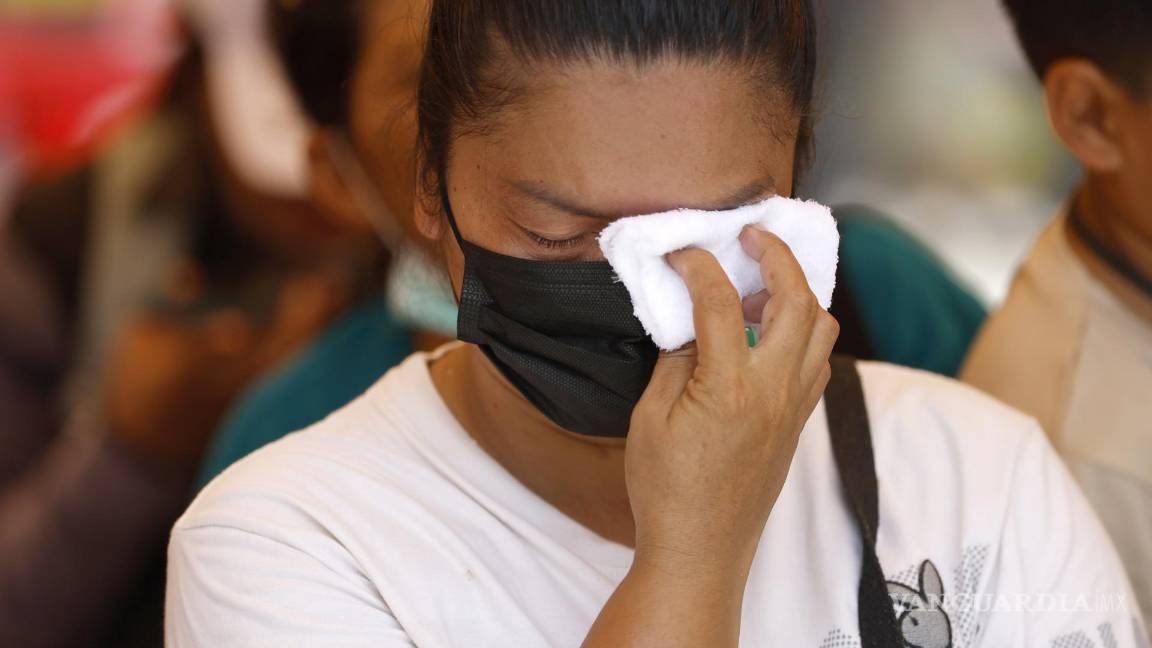 $!Kannika Noommisri llora mientras espera a sus familiares desaparecidos durante una operación de búsqueda de sobrevivientes en Bangkok, Tailandia.