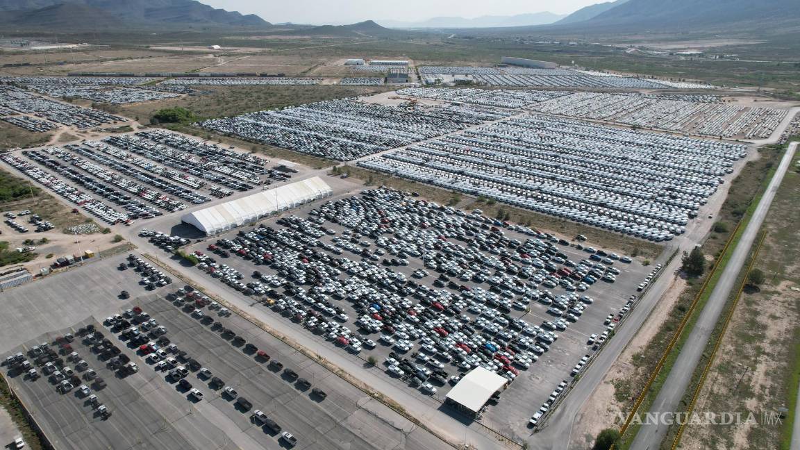 $!Los patios de Stellantis en Derramadero también se han visto con una importante cantidad de vehículos producidos.