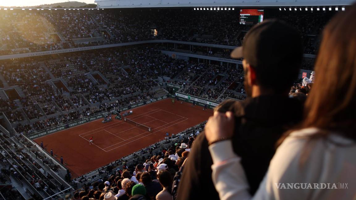 $!Una vista general de la cancha Philippe Chatrier mientras Rafael Nadal de España juega contra Novak Djokovic de Serbia en París, Francia.