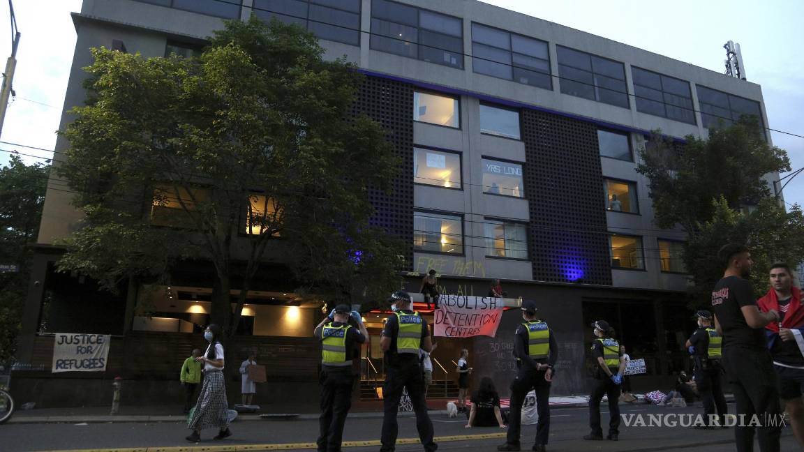 $!La policía australiana cuida las afueras del hotel donde se encuentra Djokovic, pues un grupo de manifestantes se plantó en las afueras y todo acabó en disturbios y desalojos.