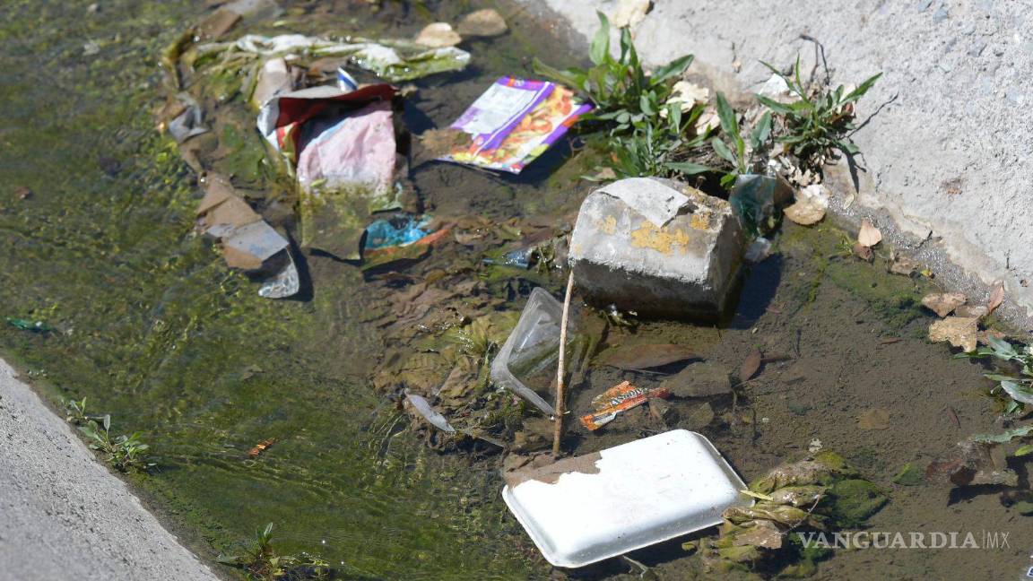 $!Gran cantidad de basura se puede ver en el cauce del canal.