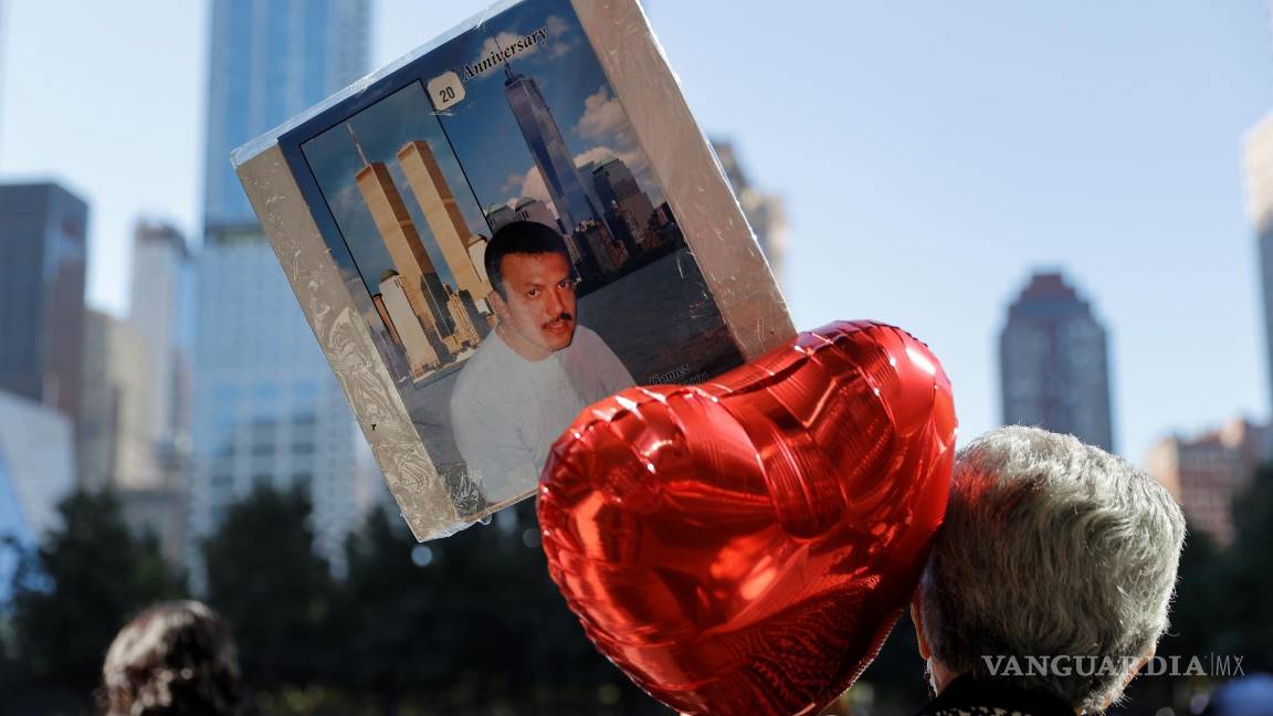 $!Una persona que sostiene un globo y una imagen visita el Memorial del 11 de septiembre en el vigésimo aniversario de los ataques del 11 de septiembre en Manhattan, Ciudad de Nueva York. EFE/EPA/Mike Segar