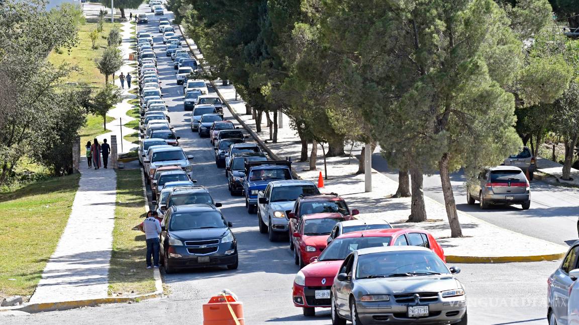 $!Reactivan mercado de Arteaga entre caos vial y aglomeraciones de clientes