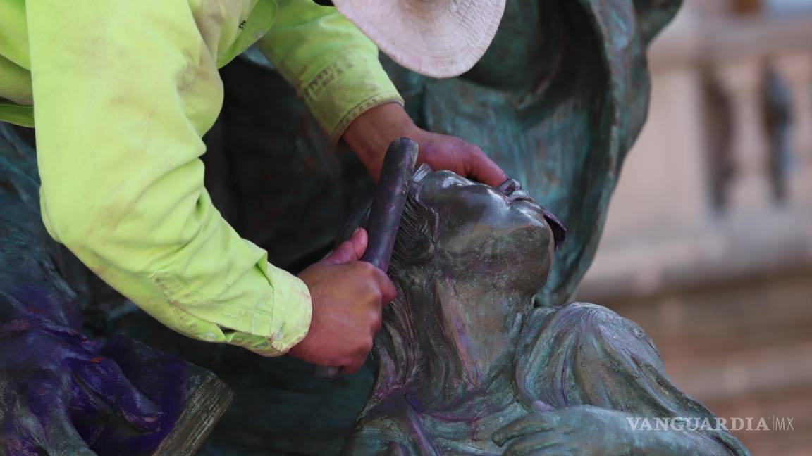 Cepillos metálicos en limpieza tras 8M alertan a restauradores: ‘le van a dar en la torre a escultura’