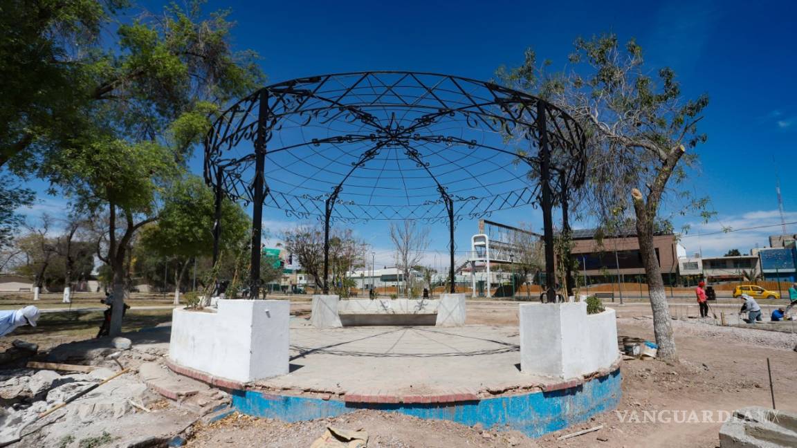 Colocan piso en monumento a los Niños Héroes y eliminan grafiti en la Plaza en Torreón