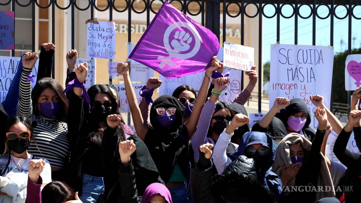 Protestan alumnas del Ateneo, algunas menores de edad, por acoso de maestros y compañeros en Saltillo; exhiben sus fotos en Rectoría de la UAdeC