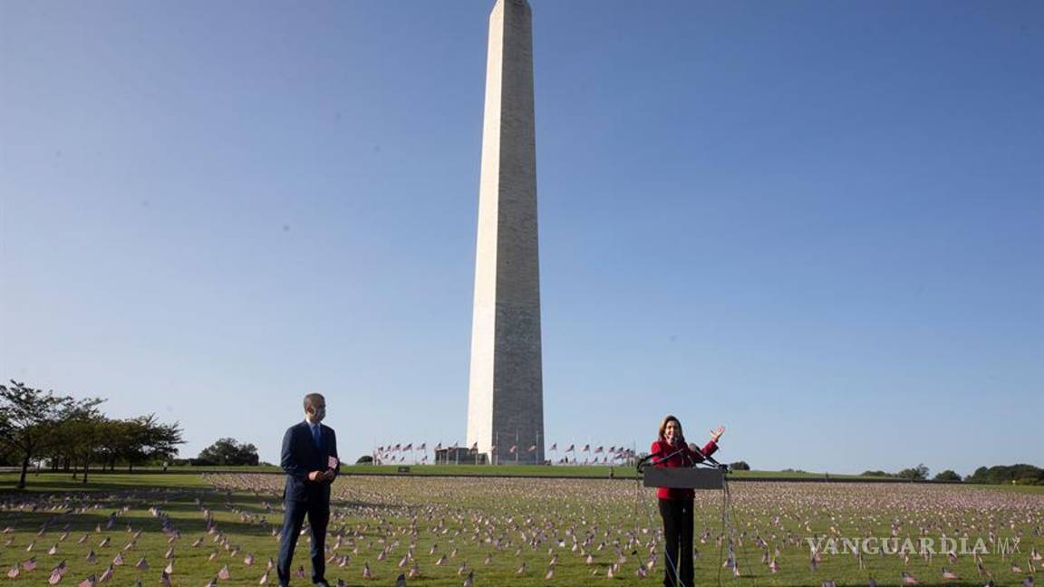 $!Miles de banderas de EU lloran a las 200 mil personas muertas por COVID-19 (fotogalería)