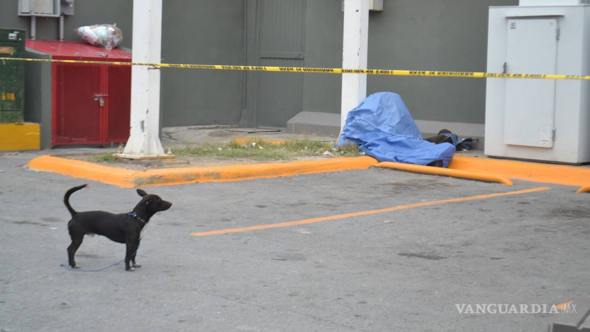 Muere indigente afuera de tienda de Saltillo, estaba acompañado de su mascota