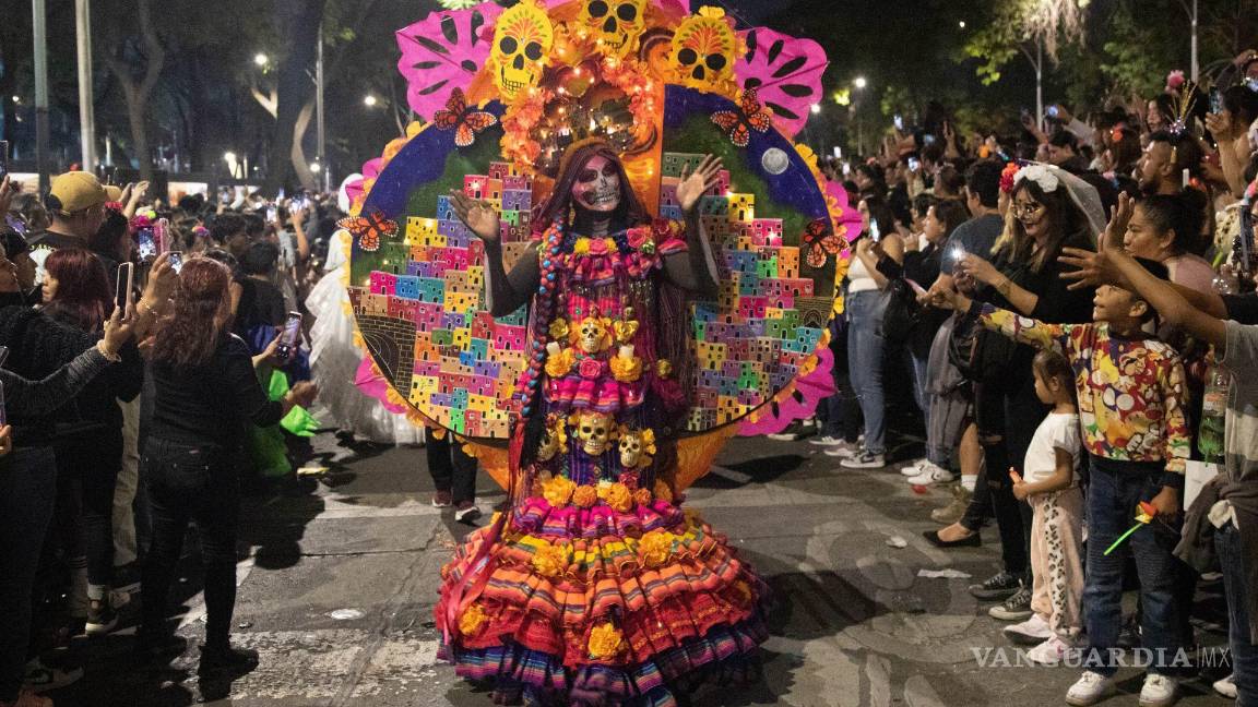 $!Una Catrina saluda a su paso en CDMX.