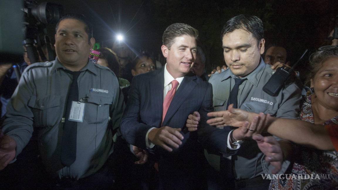 $!El ex gobernador de Nuevo León, Rodrigo Medina, al salir de la audiencia, luego de 13 horas donde fue vinculado a proceso por solo un delito de los tres que se le pretendía imputar.