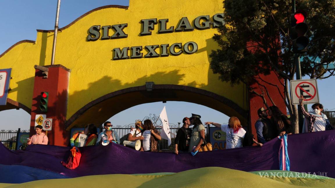 Protestan con besos afuera de Six Flags México por discriminación a pareja gay; Copred atraerá caso