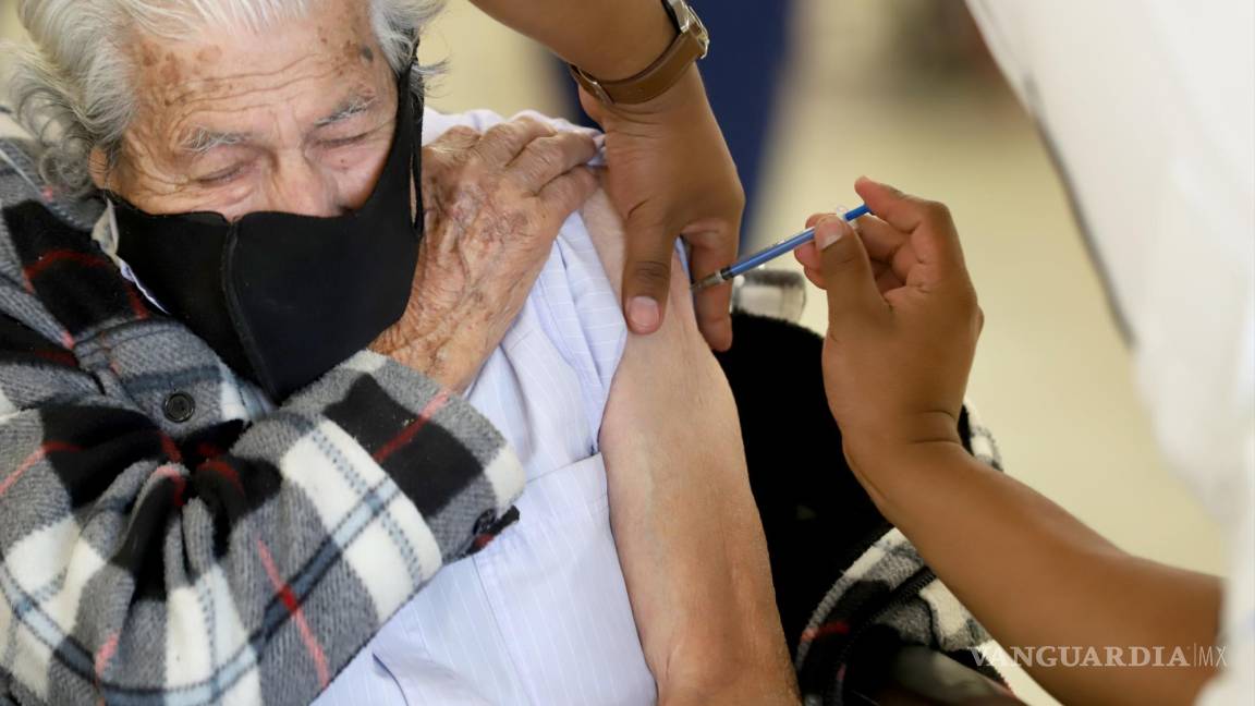 Anuncian último día de vacunación de refuerzo antiCOVID para adultos mayores en Saltillo